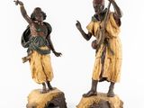 paire de figurines africaines représentant un homme et une femme assis sur un rocher