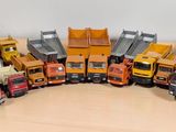un grand nombre de camions jouets posés sur une table