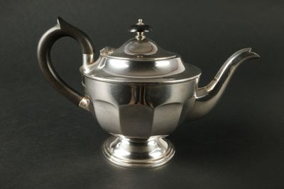 théière plaquée argent sur fond noir avec un fond noir