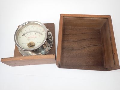 une boîte en bois avec une horloge à l'intérieur