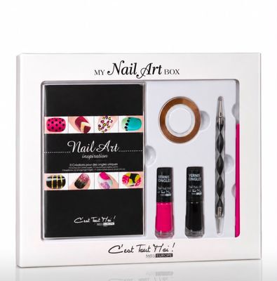 Le coffret de manucure contient un pinceau à ongles, du vernis à ongles et une lime à ongles.