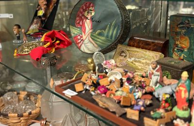 une vitrine en verre sur laquelle sont disposées de nombreuses figurines