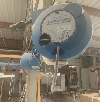 une photo d'un compteur d'eau bleu et blanc dans un immeuble