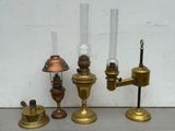quatre types différents de lampes à huile posées sur une étagère