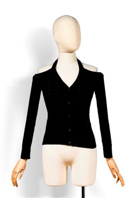 un mannequin vêtu d'un cardigan noir sur un présentoir blanc