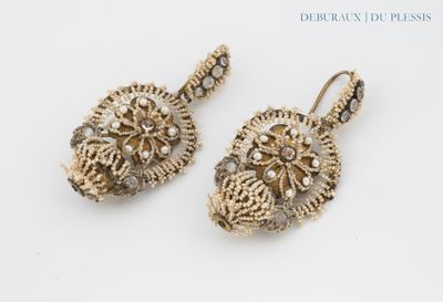 deux paires de boucles d'oreilles ornées de perles, posées sur un fond blanc