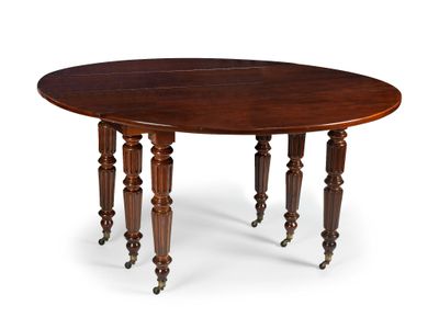 table de salle à manger ovale avec pieds tournés et plateau en bois