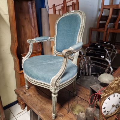 a chair that is sitting on a table in a room
