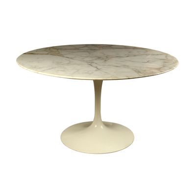 une table en marbre blanc avec un piètement rond et un socle blanc