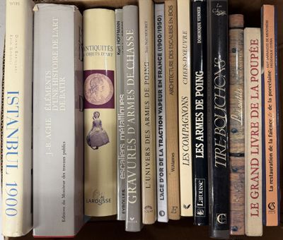 beaucoup de livres qui traînent sur une étagère
