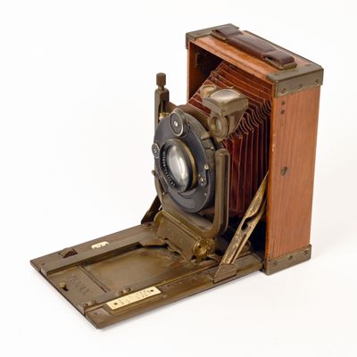 une vieille photo d'un appareil photo dans un étui en bois