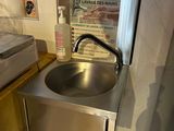 un évier en inox avec un robinet dans un coin