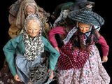 trois figurines représentant des femmes vêtues de costumes traditionnels