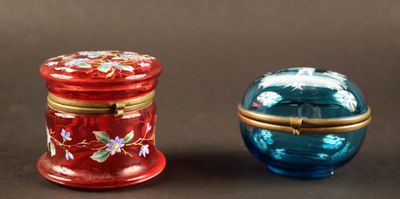 deux petits récipients en verre posés l'un à côté de l'autre sur une table
