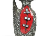 un vase orné d'un motif rouge et noir