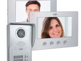 une image représentant un interphone vidéo avec, à l'écran, la photo d'un homme et d'une femme