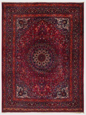 un tapis rouge orné d'un médaillon