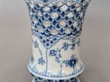 un vase bleu et blanc posé sur une table
