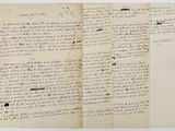 un vieux manuscrit comportant des inscriptions et des traces d'encre noire