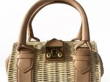 sac à main en osier beige sur fond blanc, avec une zone de découpe pour le texte