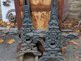une vieille porte en fer un peu rouillée