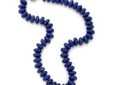 un collier composé de perles de lapis-lazuli et muni d'un fermoir en or