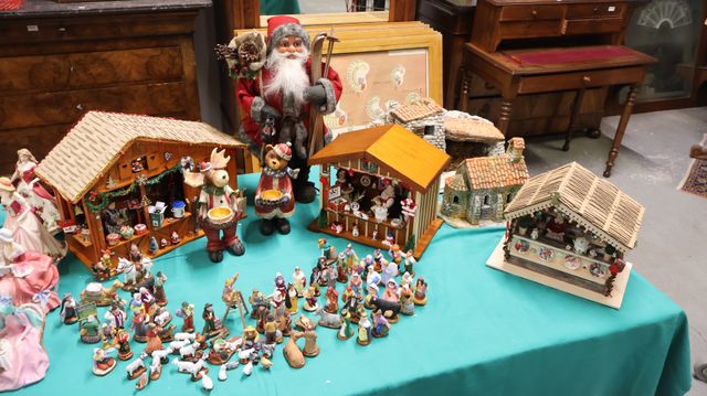 Lot comprenant : 3 chalets miniatures, deux décors de crèche en p...