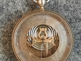 une montre de poche en or sur laquelle figure un cadran d'horloge