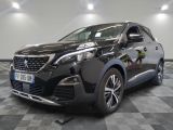 la voiture noire est garée sur un sol en damier dans le garage
