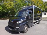 un camion noir garé sur le parking