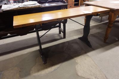 une table placée au milieu d'une pièce