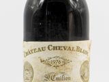 une bouteille de vin posée sur une table