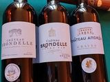 quatre bouteilles de vin sont alignées sur une table de billard