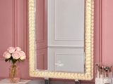 un miroir posé sur une table