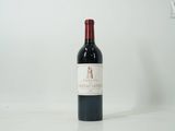 une bouteille de vin posée sur une table