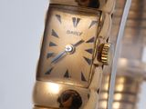 une montre-bracelet en or ornée de trois boules