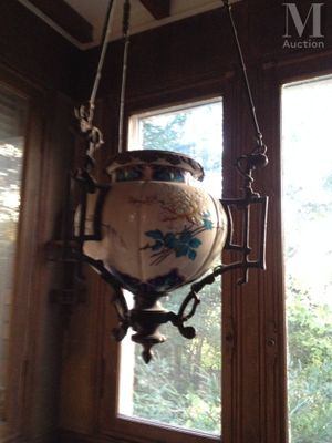 un vase suspendu au plafond dans une pièce