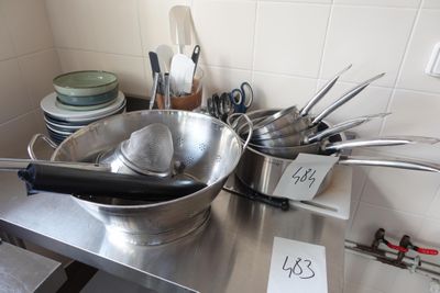 beaucoup d'ustensiles de cuisine dans un saladier posé sur le plan de travail