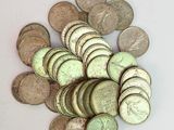 une pile de pièces de monnaie posée sur une surface blanche
