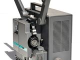 un vieux projecteur de cinéma posé sur une palette