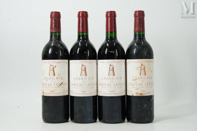 trois bouteilles de vin sont alignées sur une surface blanche