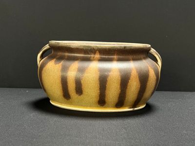 DENBAC à Vierzon Petit pot ovale à anses en grès.