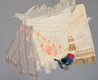 beaucoup de vêtements étalés sur une table