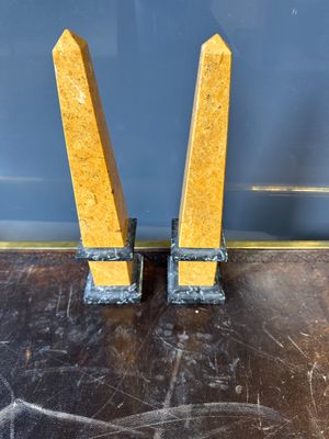 Paire d'obélisques en marbre jaune - Photo 1