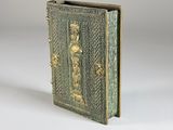 un livre ancien en laiton sur lequel figure l'image d'un homme et d'une femme