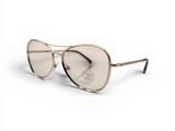 des lunettes de soleil sur fond blanc, avec un fond blanc