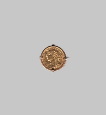 une bague en or sur laquelle est gravé le visage d'une femme