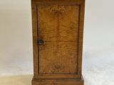 une vieille armoire en bois avec une porte et un tiroir au-dessus