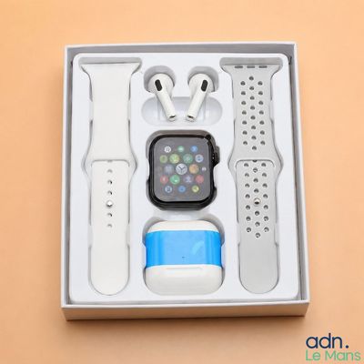 une boîte contenant une montre, des écouteurs et d'autres objets