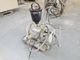 une machine posée sur le sol dans un garage